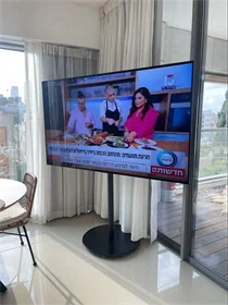 מעמד נייד מעוצב עד 86 אינץ' שחור מט עם גלגלים