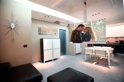 זרוע  חשמלית לטלוויזיה הטובה בעולם עם ירידה וצידוד