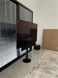 עמוד שחור מקובע לרצפה לטלוויזיה עד 100"