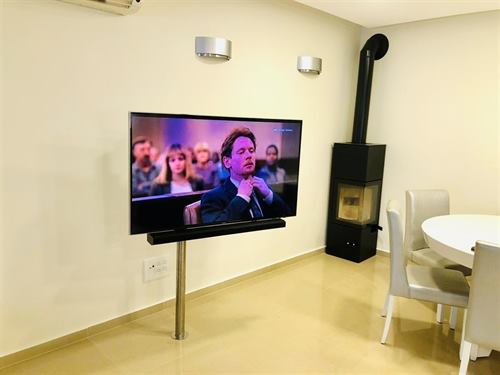 עמוד רצפתי מנירוסטה מדגם דגל למסכים עד 75 אינץ'  DEGEL